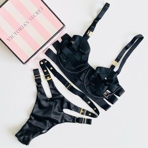 32C XS Victoria’s Secret black harness bra set
